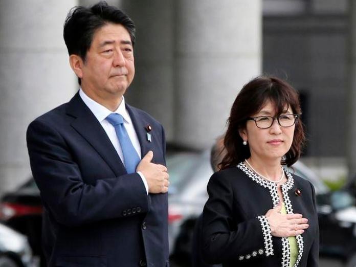Thủ tướng Nhật Bản Shinzo Abe và Bộ trưởng Quốc phòng Nhật Bản Tomomi Inada. Ảnh: QQ