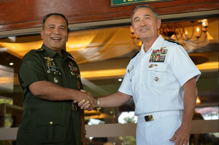 Ngày 22/11/2016 tại Manila, Philippines, Đô đốc Harry B. Harris, Tư lệnh Bộ Tư lệnh Thái Bình Dương Mỹ và tướng Ricardo Visaya, Tham mưu trưởng Quân đội Philippines tiến hành hội đàm.