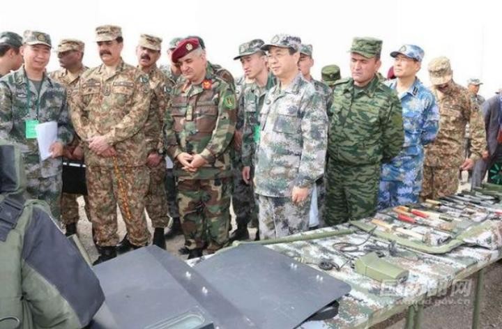 Sáng ngày 3/8/2016, lãnh đạo Quân đội 4 nước Afghanistan, Trung Quốc, Pakistan và Tajikistan quan sát trưng bày trang bị chống khủng bố. Ảnh: Cankao