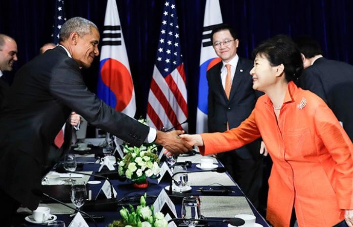 Tháng 9/2016 tại Vientaine, Lào, Tổng thống Hàn Quốc Park Geun-hye (bên phải) tiến hành hội đàm với Tổng thống Mỹ Barack Obama. Ảnh: The Korea Times