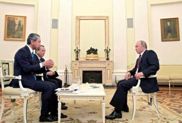 Tổng thống Nga Vladimir Putin trả lời phỏng vấn báo chí Nhật Bản. Ảnh: Cankao