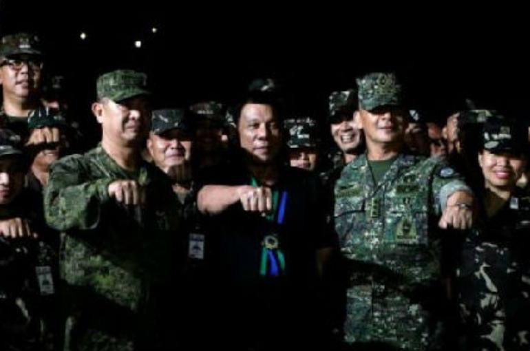 Ngày 11/12/2016, Tổng thống Philippines Rodrigo Duterte thăm một doanh trại quân đội. Ảnh: Cankao