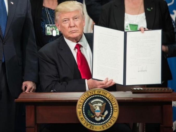Tân Tổng thống Mỹ Donald Trump vừa ký nhiều sắc lệnh mới. Ảnh: The Independent