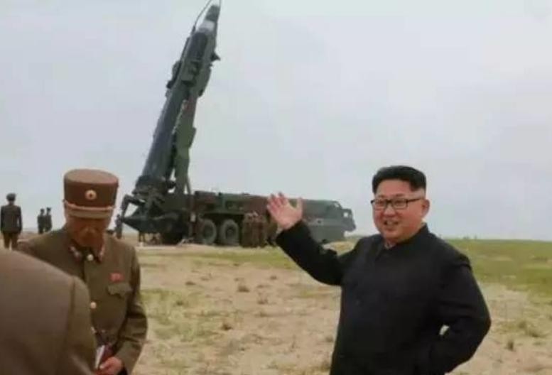 Nhà lãnh đạo Triều Tiên Kim Jong-ul chỉ đạo phóng tên lửa. Ảnh: Thời báo Hoàn Cầu