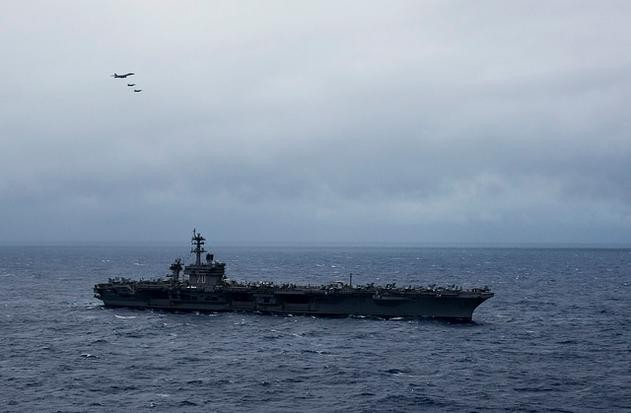Tàu sân bay USS Carl Vinson Hải quân Mỹ đi vào vùng biển Philippines có sự hộ tống của máy bay ném bom chiến lược B-1B Lancer. Ảnh: Flickr