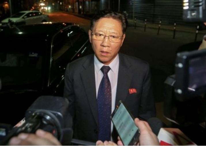 Đại sứ Triều Tiên tại Malaysia Kang Chol trả lời phỏng vấn báo chí ngày 17 tháng 2 năm 2017. Ảnh: ifeng