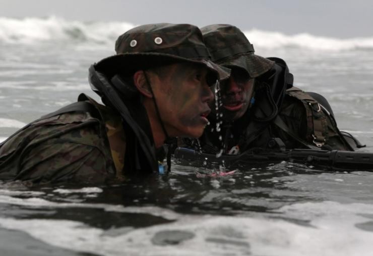 Lực lượng Phòng vệ Nhật Bản khổ luyện tập luyện khả năng đoạt đảo tại Mỹ. Ảnh: Sina