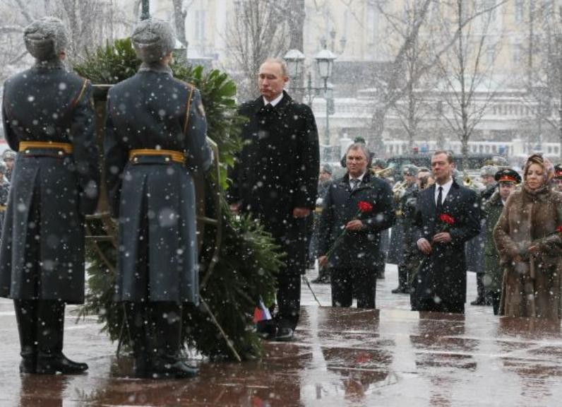 Ngày 23 tháng 2, Tổng thống Nga Vladimir Putin dâng hoa ở vườn hoa Alexander bên ngoài bức tường Điện Kremlin để chúc mừng ngày của những người bảo vệ Tổ quốc. Ảnh: AFP/Cankao