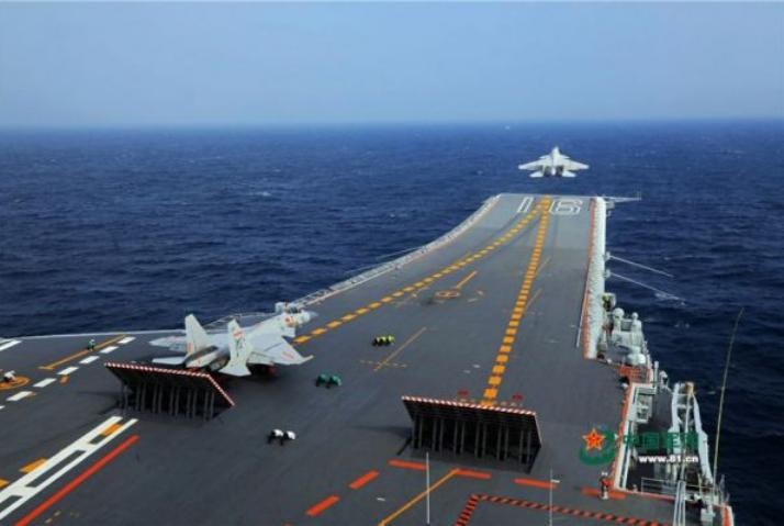 Máy bay chiến đấu J-15 Trung Quốc tập cất cánh trên tàu sân bay Liêu Ninh. Ảnh: Cankao