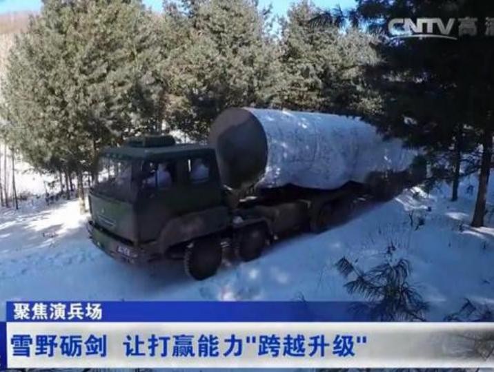 Đài truyền hình CCTV7 Trung Quốc công bố các hình ảnh một lữ đoàn trang bị tên lửa đạn đạo xuyên lục địa Đông Phong-31A của Lực lượng tên lửa Trung Quốc tiến hành huấn luyện trong thời điểm Ngoại trưởng Mỹ Rex Tillerson đến thăm Trung Quốc (ngày 18 - 19/3
