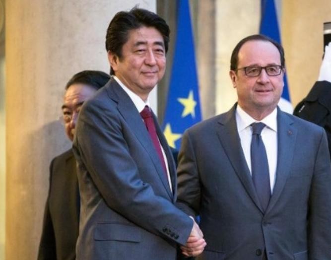 Ngày 20/3/2017, Thủ tướng Nhật Bản Shinzo Abe tiến hành hội đàm với Tổng thống Pháp Francois Hollande ở Paris, Pháp. Ảnh: Tân Hoa xã