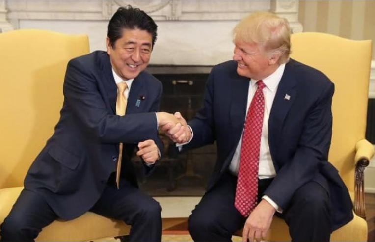 Ngày 10/2/2017, Thủ tướng Shinzo Abe hội đàm với Tổng thống Mỹ Donald Trump. Ảnh: The Telegraph