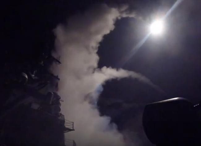 Ngày 7/4/2017, hai tàu khu trục Mỹ gồm USS Porter DDG-78 và USS Ross DDG-71 của Hải quân Mỹ đã phóng 59 quả tên lửa tấn công căn cứ không quân Shayrat ở miền trung Syria. Ảnh: QQ