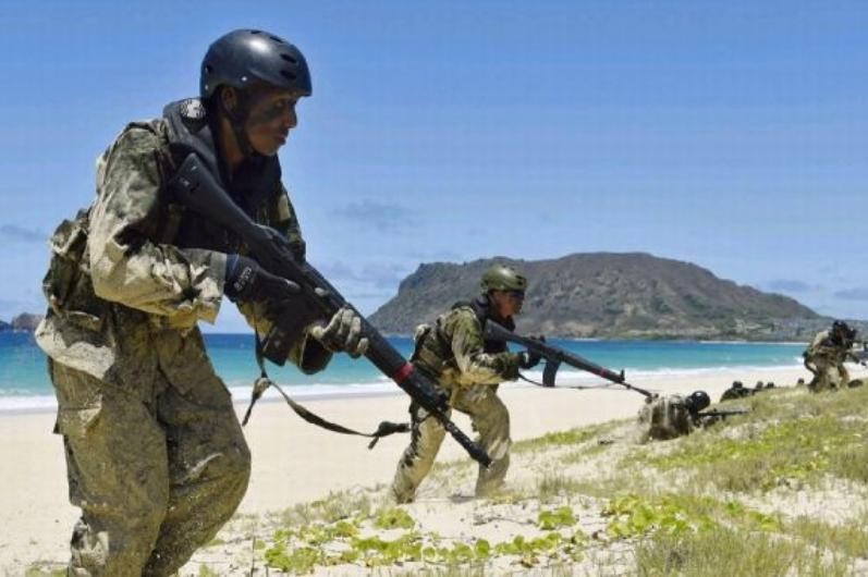 Lực lượng Phòng vệ Mặt đất Nhật Bản tiến hành huấn luyện "đoạt đảo" ở Hawaii, Mỹ. Ảnh: Cankao
