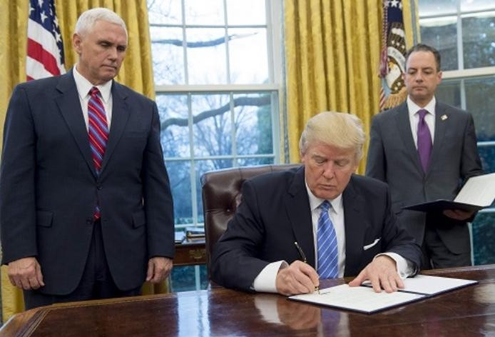 Tổng thống Mỹ Donald Trump ký sắc lệnh rút khỏi TPP