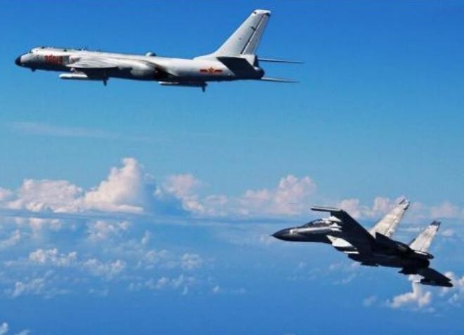 Nhiều máy bay chiến đấu của Không quân Trung Quốc bay qua eo biển Miyako để tiến hành diễn tập. Ảnh: Tân Hoa xã