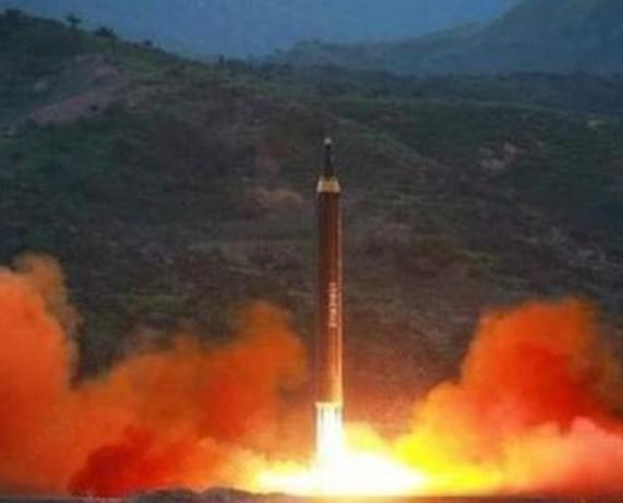 Triều Tiên phóng tên lửa đạn đạo tầm trung nhiên liệu lỏng Hwasong-12. Ảnh: Sina