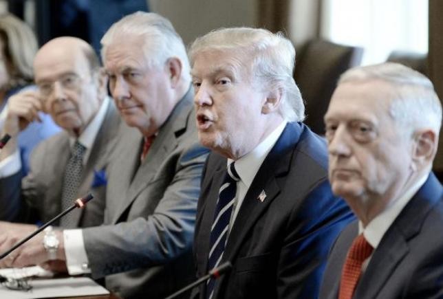 Tổng thống Mỹ Donald Trump và các quan chức cấp cao Nhà Trắng như Ngoại trưởng Rex Tillerson và Bộ trưởng Quốc phòng James Mattis. Ảnh: UPI
