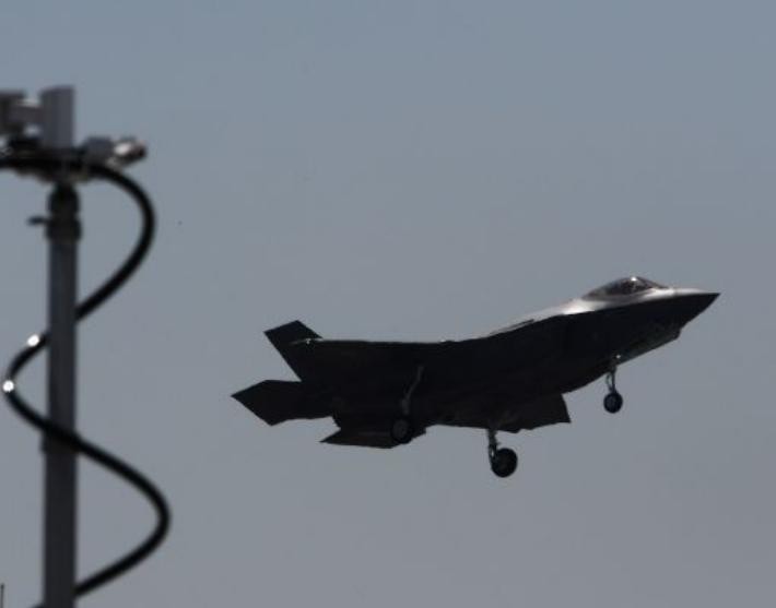 Máy bay chiến đấu tàng hình F-35A Mỹ lần đầu tiên bay biểu diễn ở Triển lãm hàng không quốc tế Paris, Pháp. Ảnh: AFP/Cankao