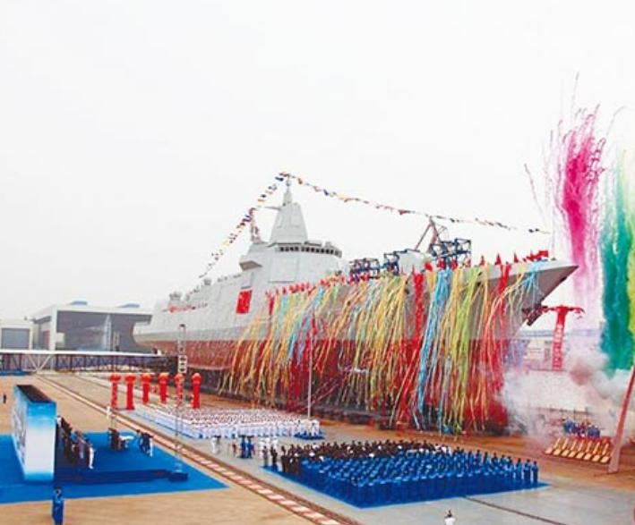 Sáng ngày 28/6/2017, Trung Quốc hạ thủy tàu khu trục Type 055 đầu tiên ở nhà máy đóng tàu Giang Nam, Thượng Hải. Ảnh: Chinatimes