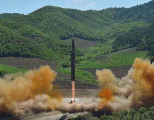 Ngày 4/7/2017, Triều Tiên phóng tên lửa đạn đạo xuyên lục địa Hwasong-14. Ảnh: KCNA.