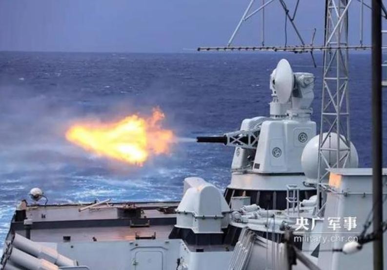 Ngày 24/8/2017, biên đội tàu chiến Hải quân Trung Quốc tiến hành diễn tập trên vùng biển Tây Ấn Độ Dương. Ảnh: CCTV/Sina.