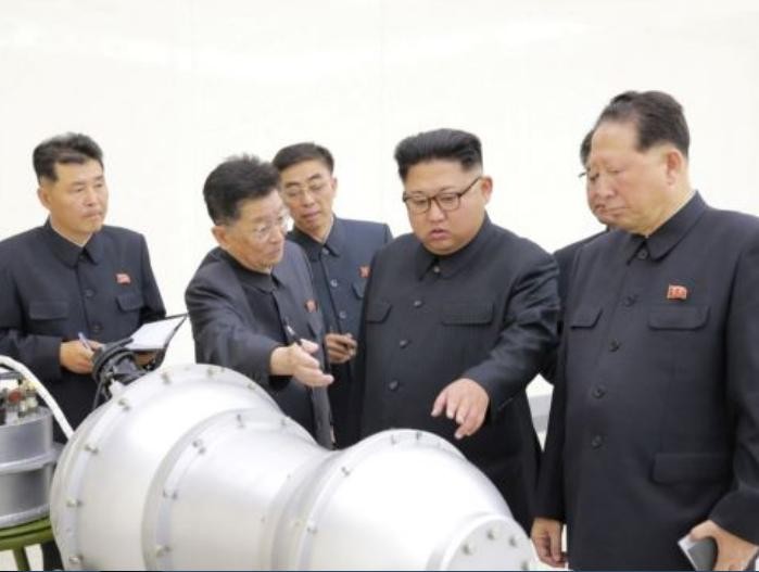Nhà lãnh đạo Triều Tiên Kim Jong-un tiến hành chỉ đạo đối với chương trình vũ khi hạt nhân. Ảnh: Reuters.