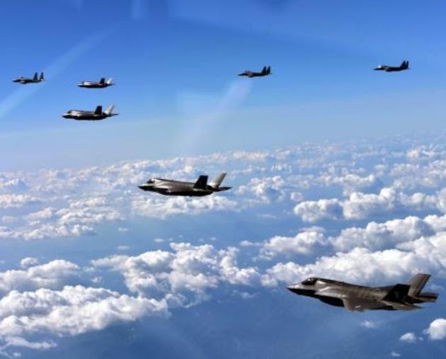 Máy bay chiến đấu tàng hình F-35B Mỹ và máy bay chiến đấu F-15K Hàn Quốc bay theo biên đội ở bán đảo Triều Tiên. Ảnh; Cankao.