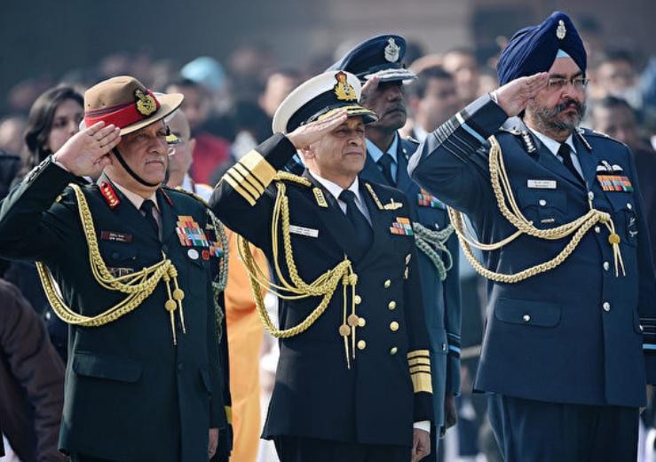 Tham mưu trưởng Lục quân Ấn Độ Bipin Rawat (trái). Ảnh: AFP.
