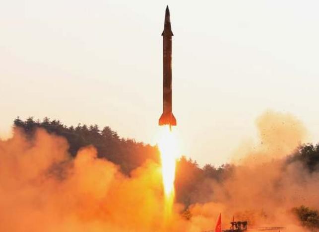 Tên lửa đạn đạo của Triều Tiên. Ảnh: Tân Hoa xã/Sina.