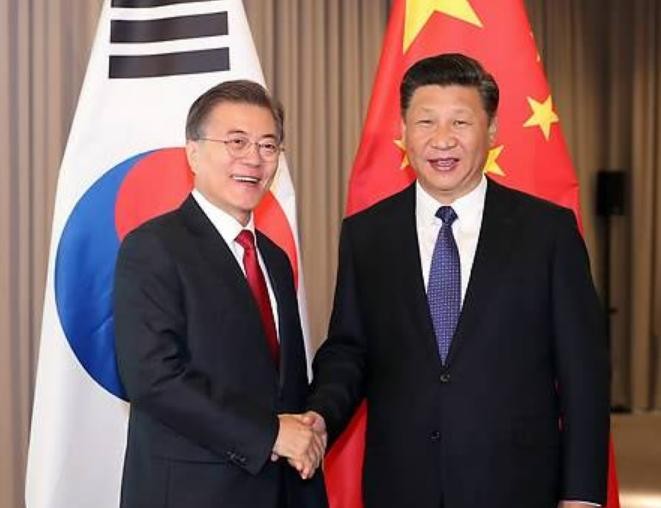 Tổng thống Hàn Quốc Moon Jae-in và Chủ tịch Trung Quốc Tập Cận Bình gặp gỡ bên lề Hội nghị Thượng đỉnh G20 ở Đức ngày 6/7/2017. Ảnh: Yonhap.