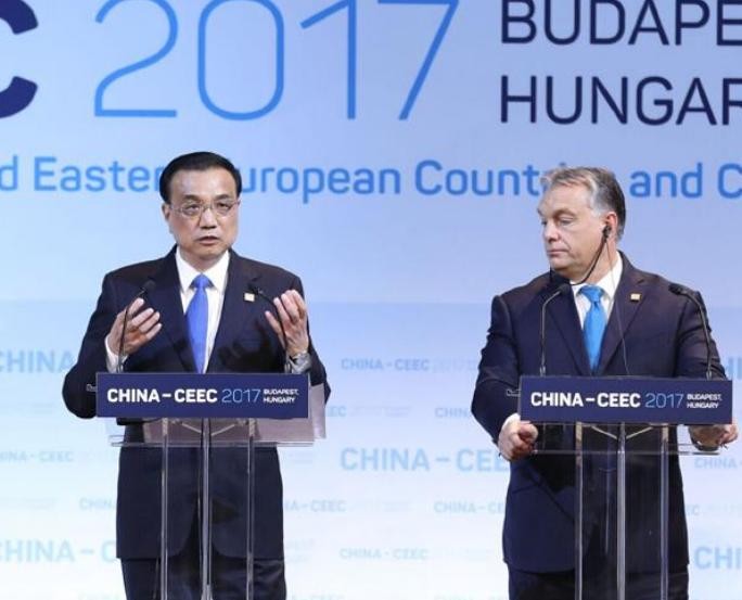 Từ ngày 27 - 28/11/2017, Thủ tướng Trung Quốc Lý Khắc Cường (bên trái) tham dự Hội nghị các nhà lãnh đạo Trung Quốc - các nước Trung và Đông Âu. Ảnh: Huanqiu.