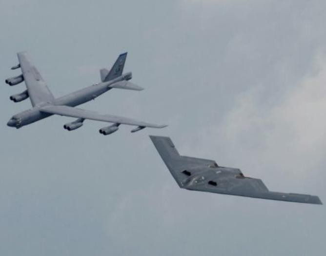 Các máy bay ném bom B-52 và B-2 Mỹ sẽ được lắp tên lửa hành trình mới LRSO. Ảnh: Cankao.