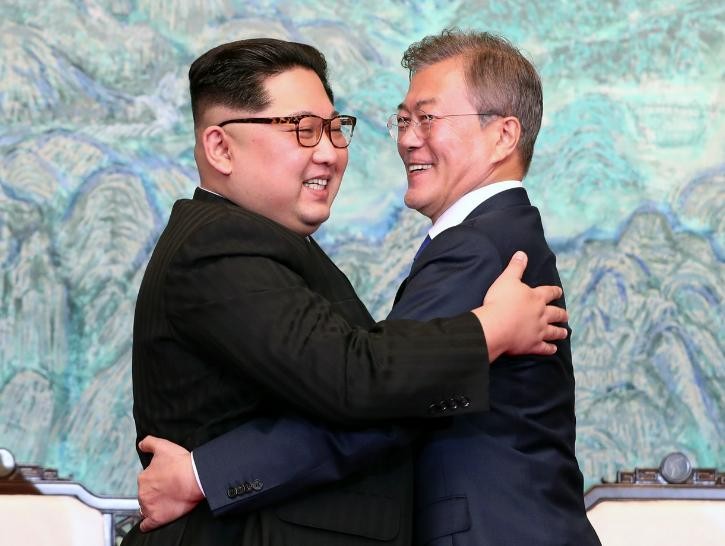 Nhà lãnh đạo Triều Tiên Kim Jong-un và Tổng thống Hàn Quốc Moon Jae-in ôm hôn. Ảnh:The Daily Caller.