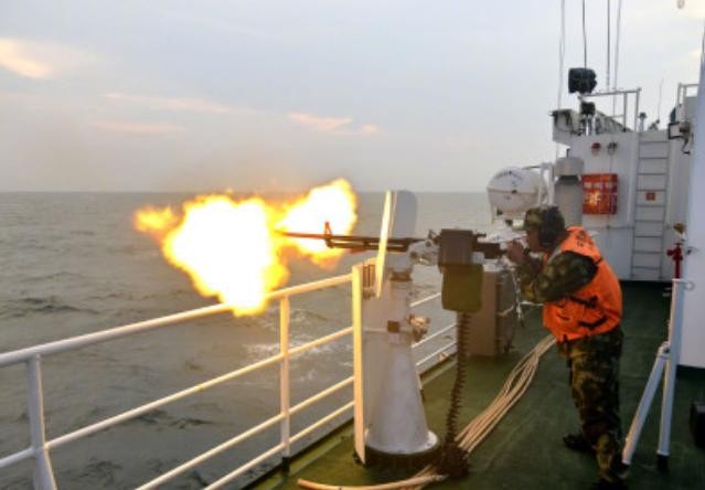 Lực lượng hải cảnh Quảng Đông, Trung Quốc tiến hành bắn đạn thật trên Biển Đông. Ảnh: Gmw.