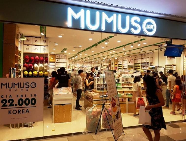 Một cửa hàng của Mumuso Trung Quốc "treo đầu dê, bán thịt chó".
