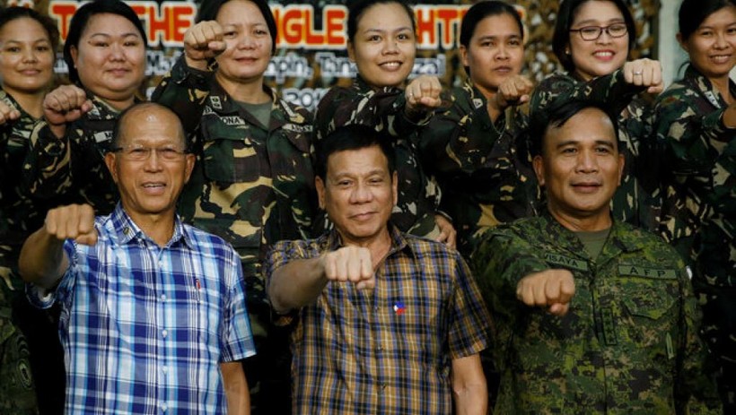 Ông Duterte liên tiếp có những phát ngôn và hành động gây bất ngờ