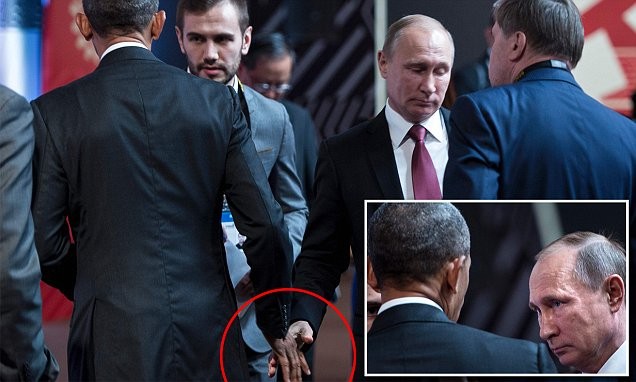Hai ông Putin và Obama hờ hững bắt tay không buồn nhìn mặt tại Hội nghị thượng đỉnh APEC ở Peru