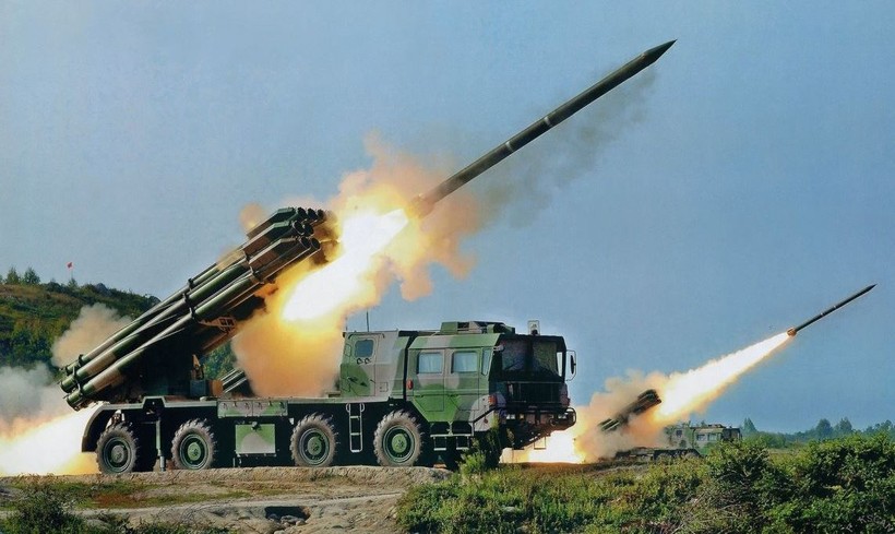 Pháo phản lực phóng loạt Tornado của Nga khai hỏa trong cuộc tập trận