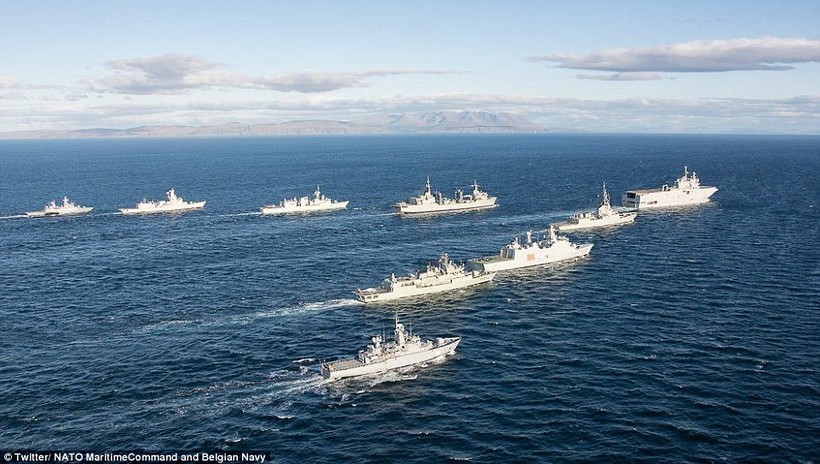 Hạm đội NATO bám sát tàu sân bay Nga khi di chuyển qua eo biển Anh