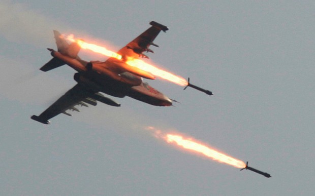 Cường kích Su-24 Nga tấn công mục tiêu tại chiến trường Syria