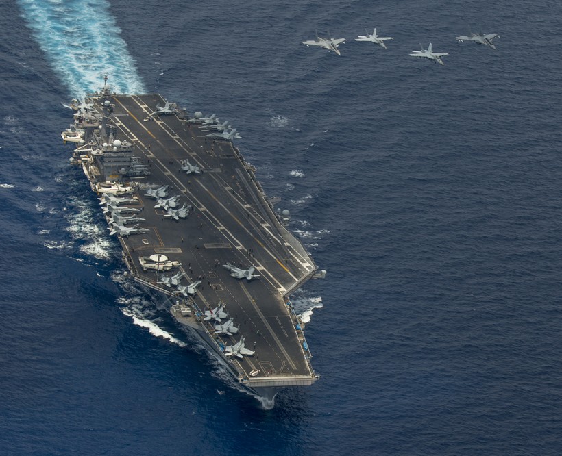 Cụm tác chiến tàu sân bay USS Carl Vinson đang tuần tra trên Biển Đông