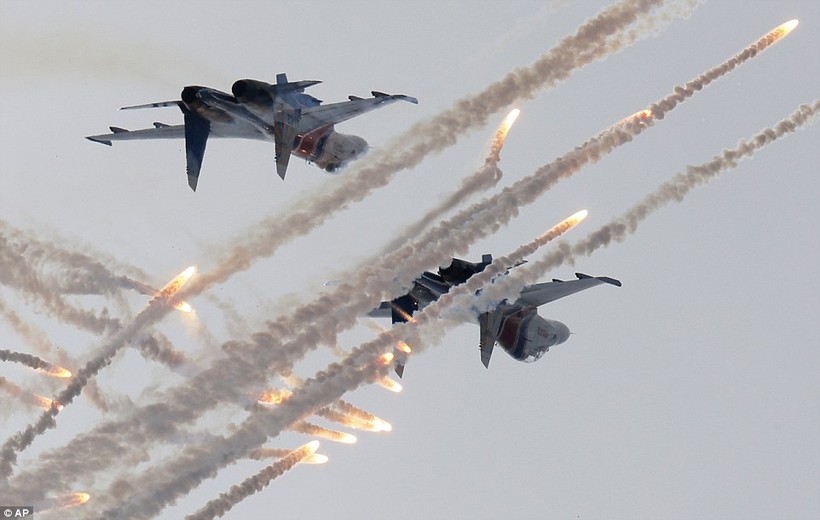 Phi đội chiến đấu cơ Nga biểu diễn kỹ năng trên không
