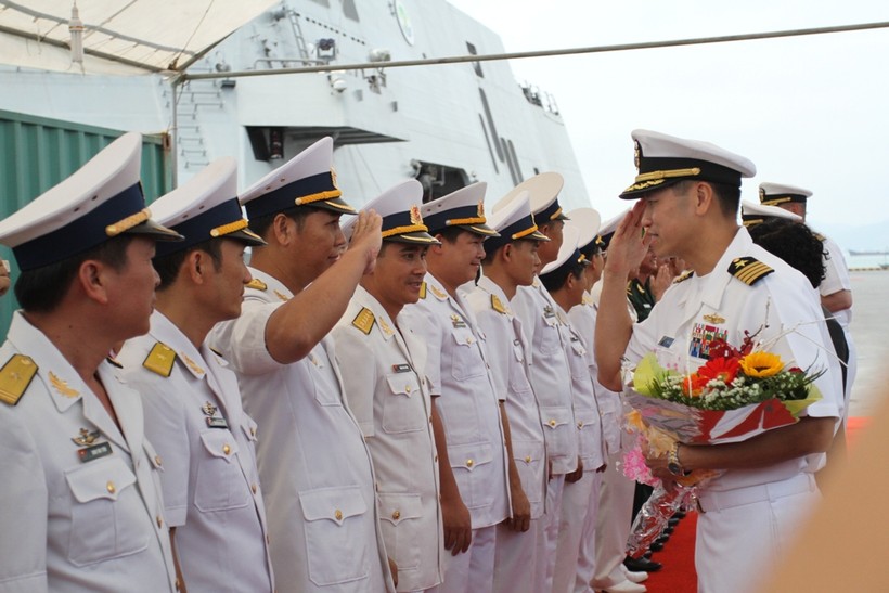Hạm trưởng Mỹ gốc Việt Lê Bá Hùng dẫn đầu biên đội hải quân Mỹ thăm Đà Nẵng