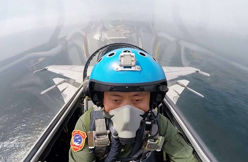 Phi công Trung Quốc tập cất cánh từ tàu sân bay Liêu Ninh
