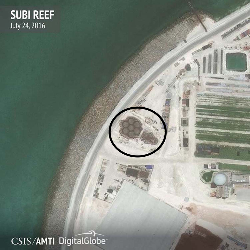 Cận cảnh một cấu trúc xây dựng trên đá Subi ở quần đảo Trường Sa đã bị Trung Quốc bồi lấp, xây dựng thành đảo nhân tạo phi pháp với đường băng, nhà chứa máy bay và các công trình quân sự kiên cố