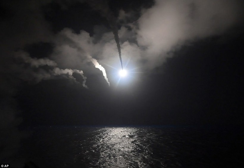 Khu trục hạm Mỹ phóng tên lửa Tomahaw tấn công căn cứ không quân Syria rạng sáng ngày 7/4 vừa qua
