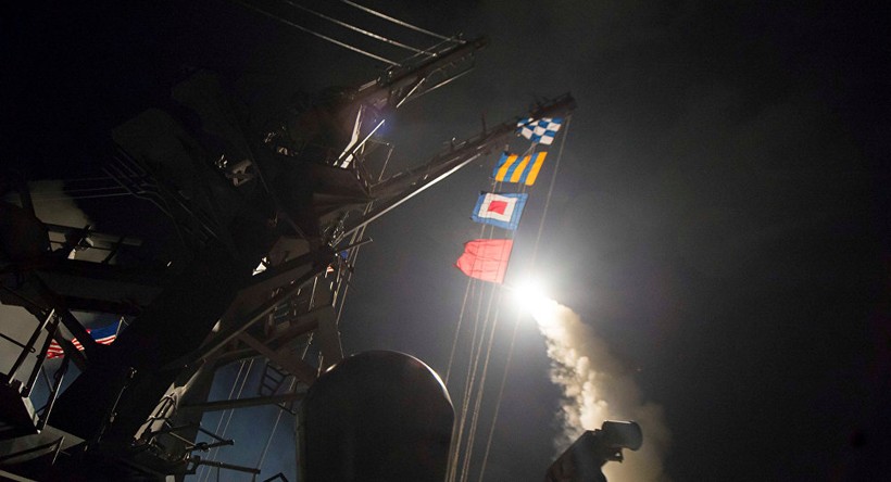Khu trục hạm Mỹ phóng tên lửa Tomahawk tấn công căn cứ không quân Syria hôm 7/4