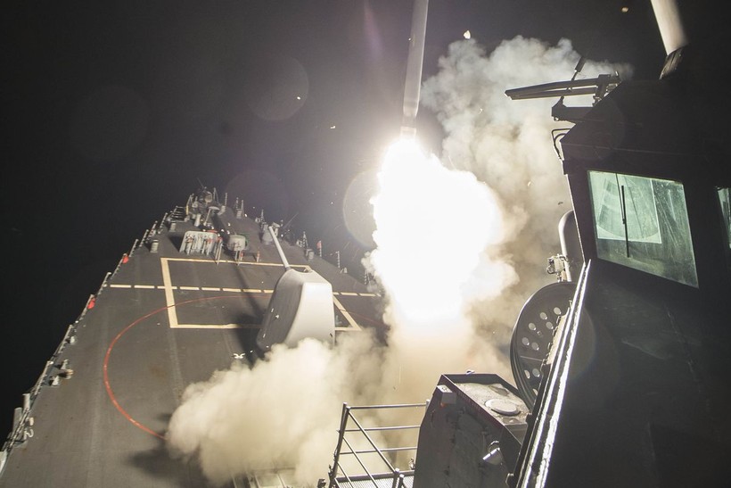 Khu trục hạm Mỹ phóng tên lửa Tomahăk tấn công căn cứ không quân Syria rạng ngày 7/4