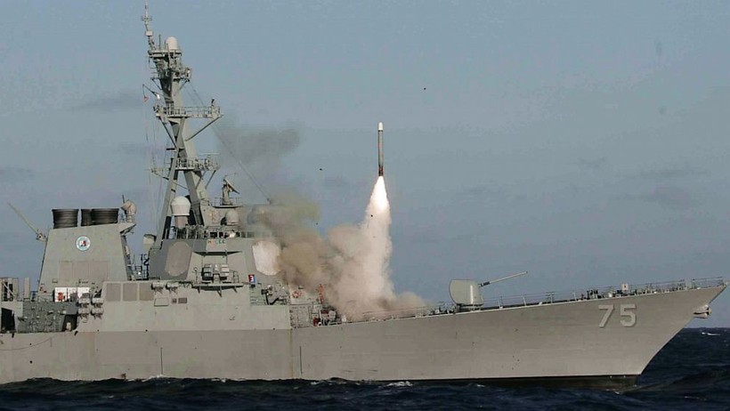 Tên lửa Tomahawk phóng đi từ khu trục hạm Mỹ